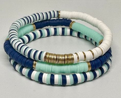 Blue Heishi Bracelet Ideas, Boho Beaded Bracelets, Bracelet Perles Heishi, Heishi Bracelet Ideas, Clay Bead Bracelet Ideas, Bracelets Preppy, Heishi Jewelry, Preppy Bracelets, Homemade Bracelets