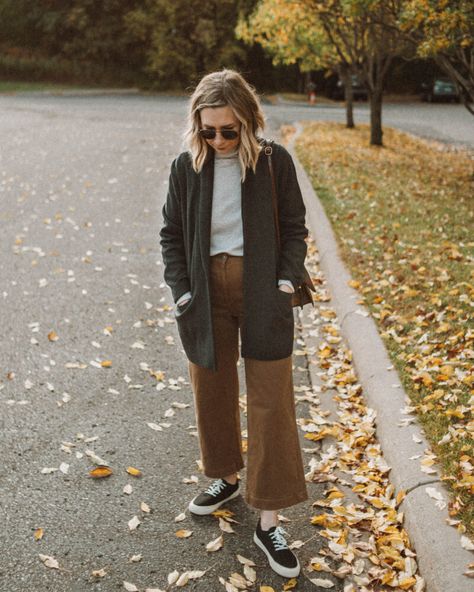 Everlane Wide Leg Pants, Brown Wide Leg Pants Outfit, Cropped Wide Leg Pants Outfit, Wide Leg Cargo Pants Outfit, Karin Emily, Cropped Pants Outfit, Styling Wide Leg Pants, Wednesday Friends, Wide Leg Pants Outfit