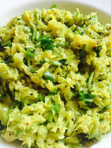 Coconut Cabbage, Childhood Recipes, Cabbage Poriyal, Poriyal Recipe, White Cabbage, Sauteed Cabbage, Improve Nutrition, Healthy Juice Recipes, Cabbage Leaves