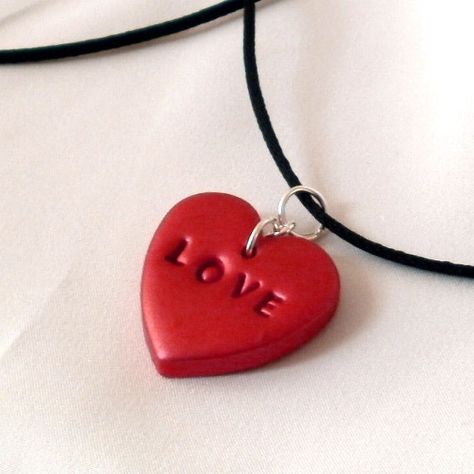 Sweet and simple...polymer clay. Clay Valentine, Red Effect, Clay Modelling, Valentines Inspiration, Clay Pendants, Polymer Clay Jewelry Tutorials, Baking Clay, Amish Recipes, Polymer Crafts