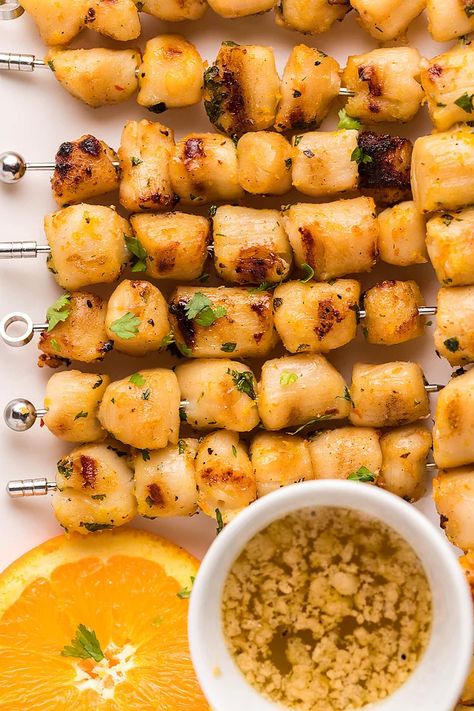 scallops on skewers with butter sauce. Seafood Kabobs, Scallop Skewers, Bbq Scallops, Grilled Scallops Recipe, Smoked Butter, Easy Scallop Recipes, Seafood Sandwiches, Bbq Seafood, How To Cook Scallops