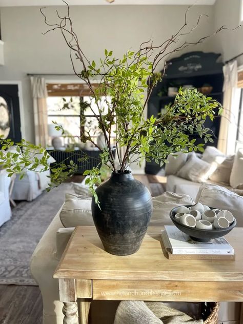 Dining Table Decor Everyday Simple, Black Vase Decor, Dining Table Decor Everyday, Spring Home Decor Ideas, Farmhouse Living Room Furniture, Dining Room Centerpiece, Greenery Arrangements, Spring Arrangements, Greenery Decor