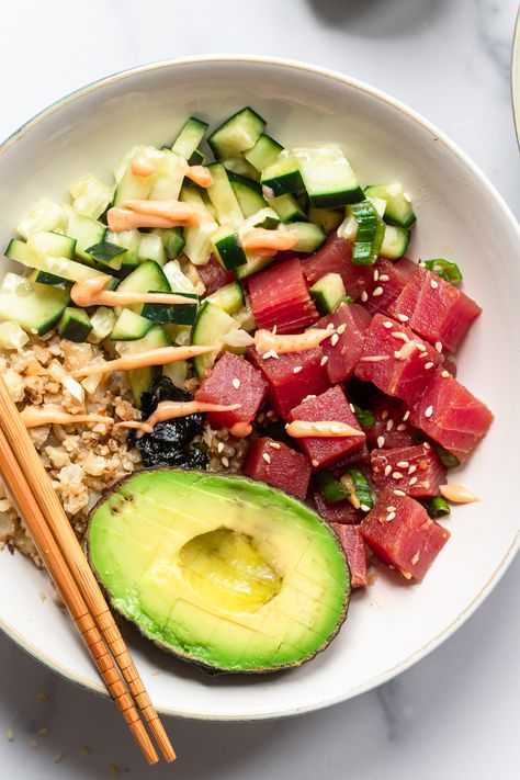 Low Carb Poke Bowl - This Low Carb Poke Bowl is so easy to make and just as good as take out, but lower in carbs and calories! A healthy, paleo friendly meal! | #Foodfaithfitness | #keto #lowcarb #glutenfree #paleo #whole30 Carb Free Recipes Healthy, Paleo Sushi, Keto Sushi, Tuna Poke Bowl, Poke Bowl Recipe, Tuna Poke, Healthy Bowls Recipes, Poke Bowls, Spicy Salmon