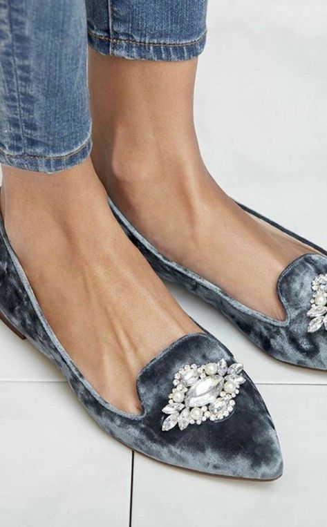 Velvet Flats, Fabulous Shoes, Pointed Toe Flats, Sole Society, Stylish Shoes, Mode Inspiration, Work Shoes, Look Chic, Beautiful Shoes