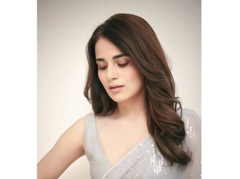 Radhika Madan chooses a Manish Malhotra sequin saree for DSPIFF’21! Manish Malhotra Sequin Saree, Sequinned Saree, Simple Hairstyle For Saree, Soft Curl Hairstyles, Girls Party Hairstyles, Blow Dry Curls, Lehenga Hairstyles, Easy Party Hairstyles, Down Hairstyles For Long Hair