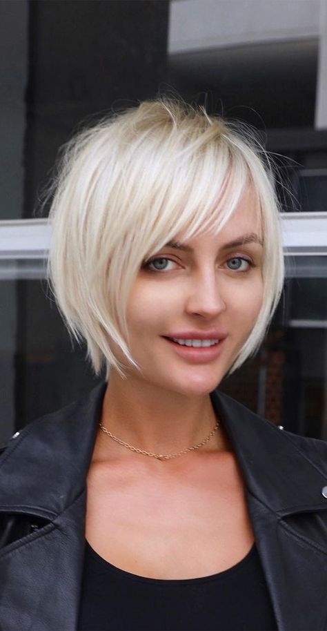 Bob Hairstyles With Fringe, Hairstyles With Fringe, Kort Bob, Short Sassy Haircuts, Short Straight Hair, Short Bob Haircuts, Short Hairstyle, Cute Hairstyles For Short Hair, Haircuts For Fine Hair