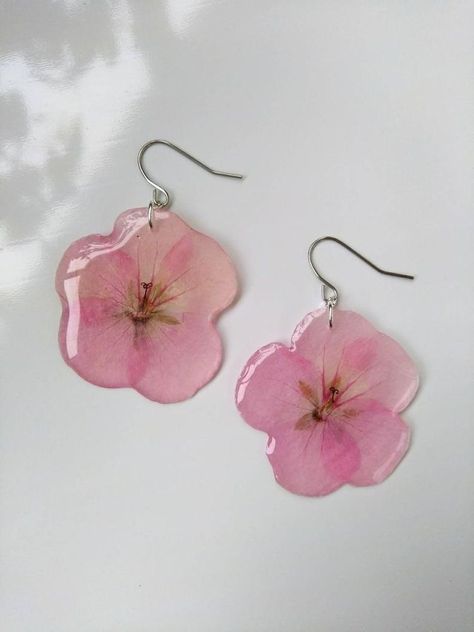 Resin Jewelry Tutorial, Diy Resin Earrings, Mustard Seed Jewelry, Flower Resin Jewelry, Fleurs Diy, Resin Jewelry Diy, Resin Jewellery, Resin Tutorial, Diy Resin Art