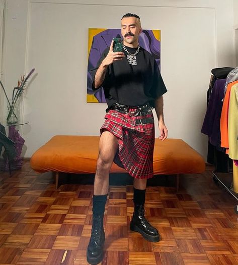 Men In Skirts Street Style, Man In Skirt Outfit, Male Skirt Outfit, Queer Mens Fashion, Men Skirt Outfits, Men In Skirts Fashion, Gay Fashion Men, Gender Queer Fashion, Gay Boy Outfits