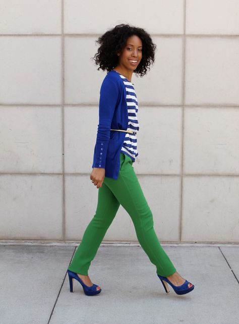 Might work with the turquoise skinnies ... How to wear a bright cardigan - Bright Blue Trend - Page 1 Green Outfits, Winter Typ, Cardigan Green, Plain Outfits, Wear Green, Color Pairing, Blue Cardigan, Green Pants, Green Top