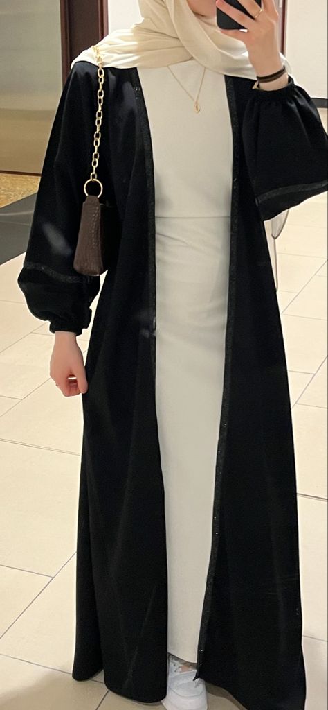 Abaya Fashion Aesthetic, Black Silk Abaya, Abaya For College Students, Modest Abaya Outfits, Black Abaya Outfit Ideas, Dramatic Natural Style, Casual Abaya Outfits, Abaya Fashion Modern, Hijabi Abaya