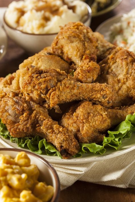 Crisco fried chicken is the easiest fried chicken recipe you'll ever make! Frying doesn't have to be intimidating. With these easy tips, you'll feel like a pro! Chicken Grillers, Easy Fried Chicken, Cooking Fried Chicken, Oven Fried Chicken Recipes, Perfect Fried Chicken, Bake Chicken, Berbuka Puasa, Southern Fried Chicken, Organic Kitchen