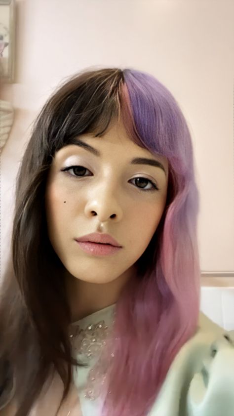 Melanie Martinez Purple, Melanie Martinez Hair, Half Colored Hair, Melanie Martinez Coloring Book, Melanie Martinez Lyrics, Choppy Bangs, Lilac Hair, Hair Inspiration Short, Celebrity Style Red Carpet