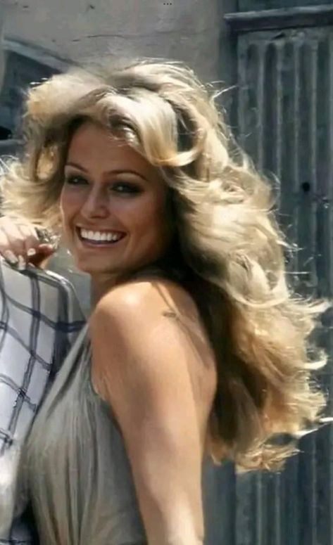 Farah Fawcett Hair, Fawcett Hair, Farrah Fawcet, Radiate Confidence, Farrah Fawcett, Raquel Welch, Actrices Hollywood, Feathered Hairstyles, Big Hair