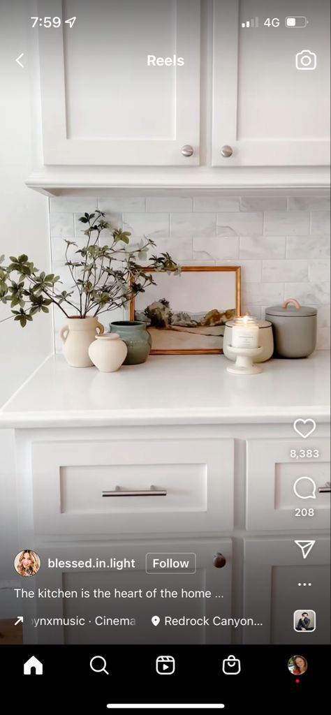 White Kitchen Silver Hardware, Tiled Splashback Kitchen, White Shaker Cabinet Kitchen, White Kitchen Splashback Ideas, Subway Tile Splashback, White Subway Tiles Kitchen Backsplash, Kitchen Backslash, Marble Tile Kitchen, White Subway Tile Kitchen