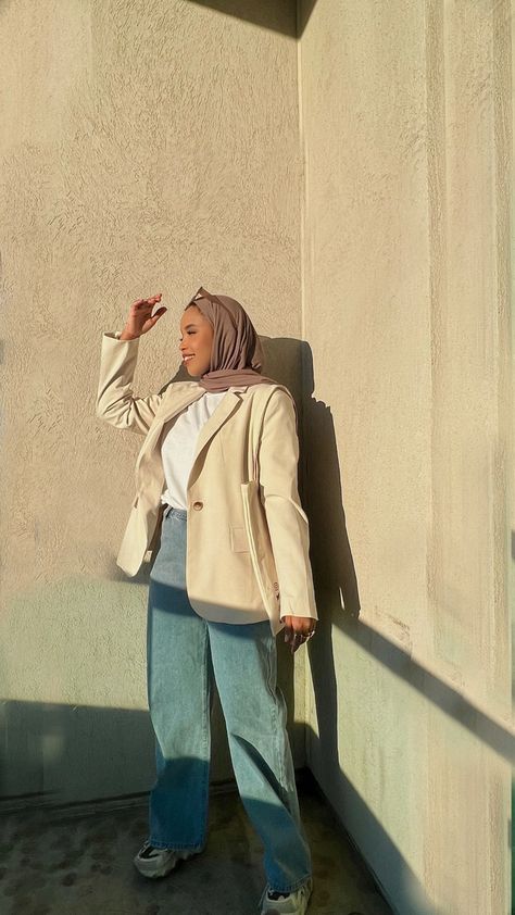 Oversized blazer day , sunny day , spring outfit, hijabstyle , mum jeans Day Spring Outfit, Oversized Blazer, Sunny Day, Spring Outfit, Hijab Fashion, Sunny Days, Sunnies, Actors, Blazer