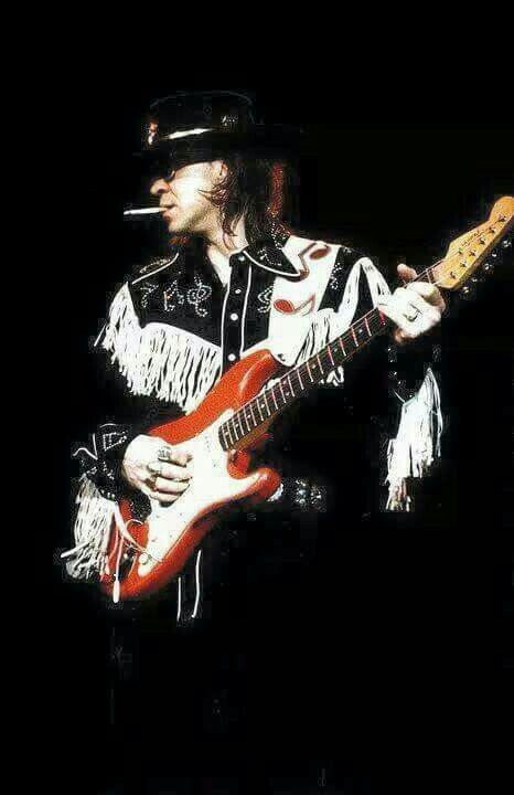 Stevie Ray Vaughan playing his Fender Stratocaster upside down, back in the late 70s in was very rare to see a left handed guitar and to expensive to boot so many guitar players such as Jimmi Hendrix and Stevie Ray Vaughan would play them upside down. Stevie Ray Vaughan Wallpaper, Stevie Ray Vaughan Guitar, Steve Ray Vaughan, Left Handed Guitar, Stevie Ray Vaughn, Blues Musicians, Ray Vaughan, Stevie Ray Vaughan, Musica Rock