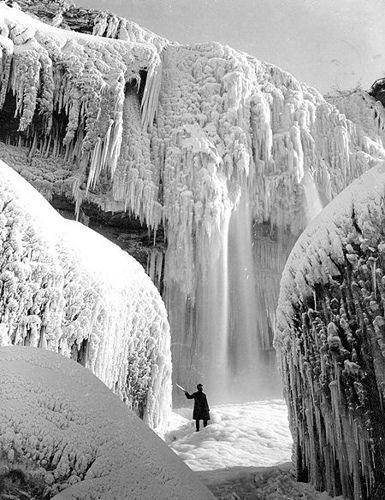 Niagara Falls (1911)- When the Falls Froze shared by Sonja McAllister Niagara Falls Frozen, Winter Wonder, White Photo, Pics Art, Winter Scenes, Amazing Nature, Beautiful World, Niagara Falls, Old Photos