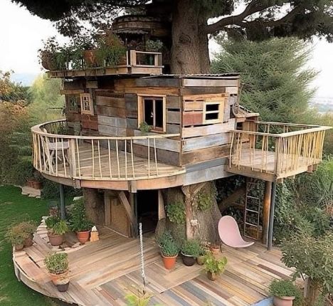 Cozy Tree House, Beautiful Tree Houses, Small Backyard Design Layout, Small Backyard Design Ideas, Tree House Plans, Tiny House Exterior, Tree House Diy, Backyard Design Ideas, Backyard Design Layout