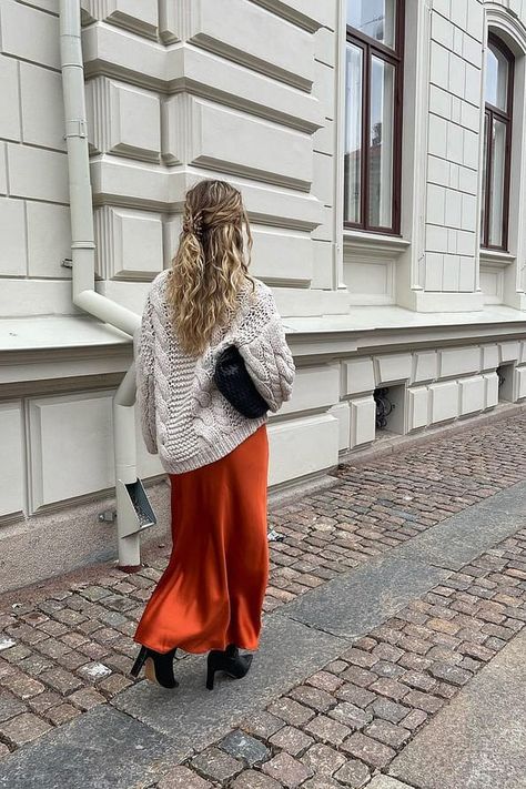 Midi Rok Outfit, Orange Skirt Outfit, Midi Rock Outfit, Orange Midi Skirt, Pu Skirt, Smocked Skirt, Midi Skirt Outfit, Long Skirt Outfits, Lace Midi Skirt