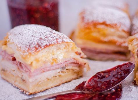 Monte Cristo Sandwich Sliders | Jennifer Cooks Monte Cristo Sliders, Sandwich Sliders, Rolled Sandwiches, Monte Cristo Sandwich, Fried Turkey, Monte Cristo, Hawaiian Rolls, Slider Recipes, Pooh Baby