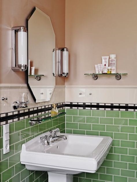 Bathroom With Green Tile, Retro Bathroom Ideas, Colorful Bathrooms, Subway Tile Design, Retro Apartment, Shabby Chic Decorating, New Bathroom Designs, Old Bathrooms, Green Tiles