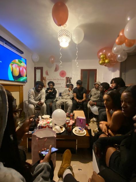 Black Friend Group Sleepover, House Party Aesthetic, Friend Group Pictures, Friend Groups, Happy 20th Birthday, Cabin Trip, Birthday Goals, Hotel Party, Big Friends