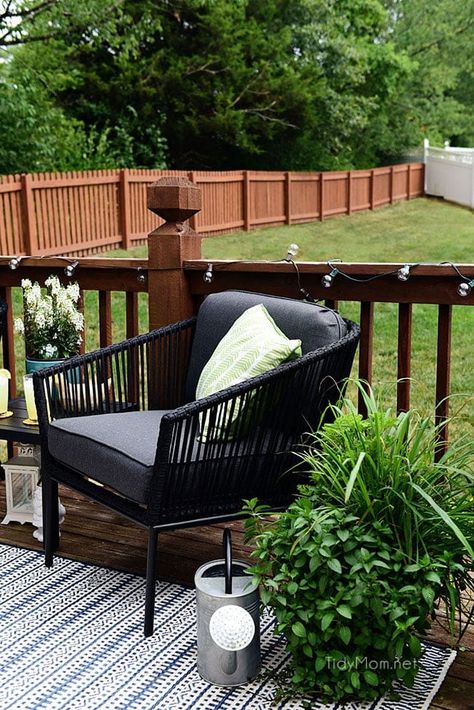 Maximize Outdoor Space Learn How to Decorate a Small Deck Deck Styling Outdoor, Small Backyard Decor, Garden Patio Designs, Design Patio Ideas, Deck Plants, Small Deck Furniture, Backyard Decorations, Deck Furniture Layout, Backyard Landscapes