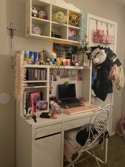 A Desk In The Bedroom, Desk Organization Inside, Aesthetic Desk With Shelves, Ikea Micke Desk Aesthetic, Ikea Micke Desk, Micke Desk, Girl Desk, White Desk, Study Room Decor