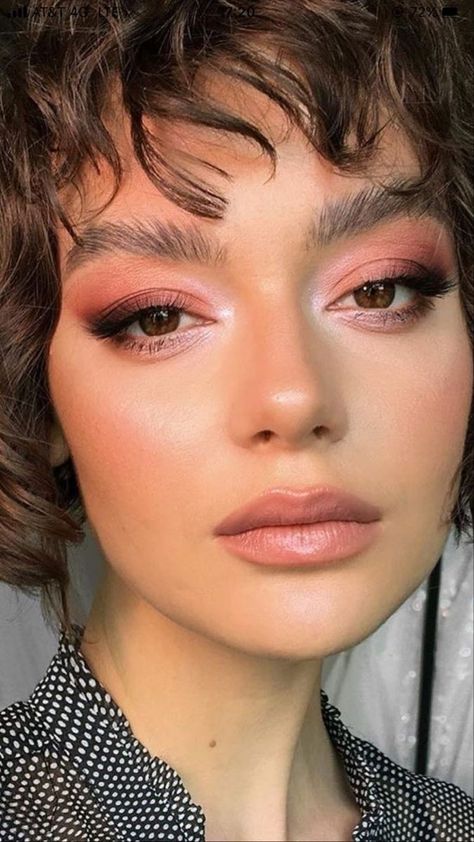 Cool Tone Pink Eyeshadow, Pink Eyeshadow Looks Brown Eyes, Nikki La Rose Makeup, Funky Wedding Makeup, Colorful Bridal Makeup, Spring 2023 Makeup Trends, Colored Eyeshadow Looks, Edgy Eyeshadow, Subtle Colorful Eye Makeup