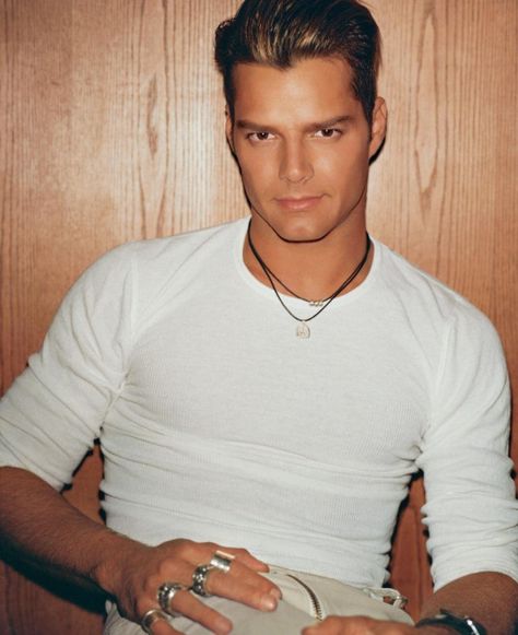 Your Daily Dose of Ricky Martin White Outfit For Men, Men 90s, 2015 Outfits, All White Outfit, Ricky Martin, Most Handsome Men, Taylor Swift Pictures, Shakira, Photo Instagram