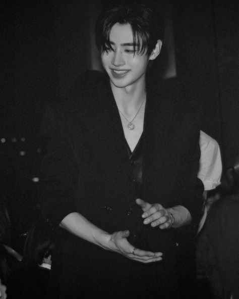 Sunghoon Prada, Sunghoon Black, Real Life Vampires, Sunghoon Park, Comfort Person, Park Sunghoon, Sunghoon Enhypen, Enhypen Sunghoon, Flesh And Blood