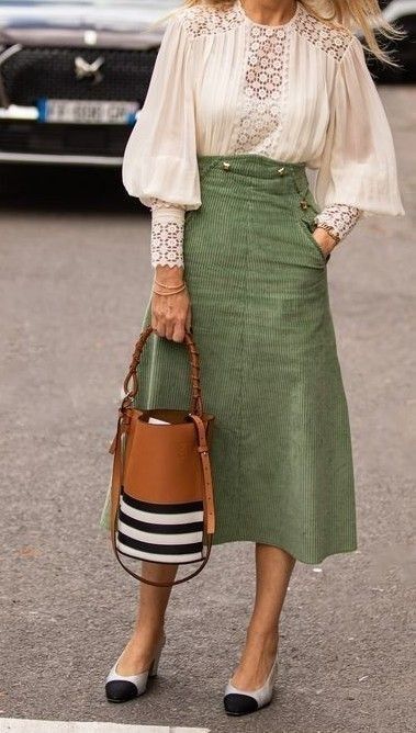 Mode Over 50, Rok Outfit, Mode Hippie, Simple Fall Outfits, Looks Street Style, Over 50 Womens Fashion, 가을 패션, Green Skirt, Work Fashion