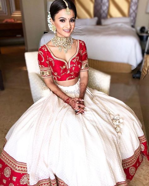 Red and white simple bridal lehenga for wedding.   #bridallehenga #embroideredlehenga #weddingwear #weddingoutfit #bridaloutfit #bridalwear #brides2019 #heavylehenga #elegantlehenga #shaadisaga Simple Bridal Lehenga, Bridal Lehenga Ideas, Lehenga Ideas, Lehenga For Wedding, Simple Lehenga, Latest Bridal Lehenga, Lehenga Red, Wedding Lehenga Designs, Designer Lehengas