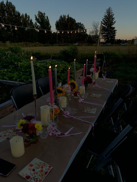 Girls night garden party frinds candles table decor ideas Girls Night Table Setting, Candles Table Decor, Night Garden Party, Night Table Decor, Girl Camping, Spring Table Settings, Candle Table Decorations, Host Dinner Party, Group Poses