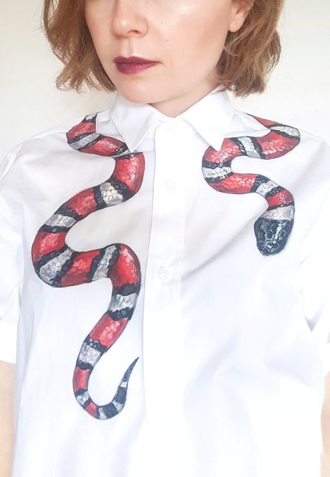 Gucci inspired handpainted coral snake shirt. Check out my instagram for more Snake Embroidery Shirt, Trending Tshirts Designs, Unique Shirt Design Ideas, Paint On Shirt, Paint On Clothes, Snake Clothing, Snake Jacket, Clothes Painting, Painted Shirt