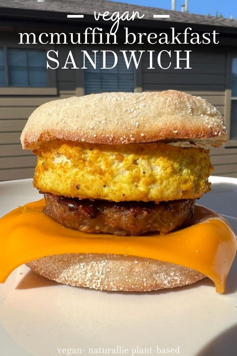 This melty vegan egg breakfast sandwich is a copycat of the famous McMuffin, but vegan! The ingredients are simple and you can make this in less than 30 minutes. Mc Muffin, Vegan Breakfast Sandwich, Egg Breakfast Sandwich, Tofu Breakfast, Vegan Cheddar Cheese, Egg Sandwich Breakfast, Vegan Egg, Vegan Cheddar, Egg Sandwich