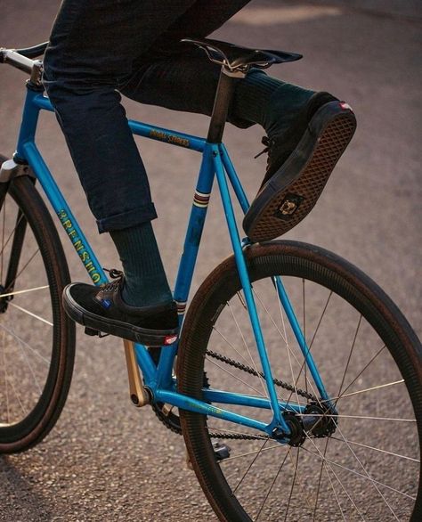 Fixed.Gear.Free.Style Look Fixed Gear, Commuter Bike Style, Urban Bike Style, Road Bike Vintage, Bike Aesthetic, Urban Cycling, Motorcycle Aesthetic, Ride Bicycle, Fixed Gear Bicycle