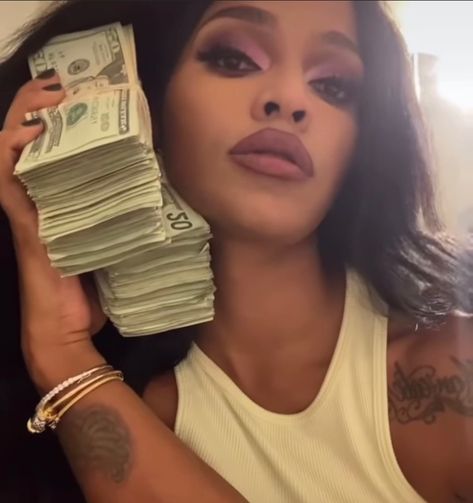 Joseline Hernandez, Relationship Goals Tumblr, Birthday Makeup Looks, 2010s Aesthetic, Girl Gang Aesthetic, Money On My Mind, Baddie Makeup, Money And Happiness, Funny Profile Pictures