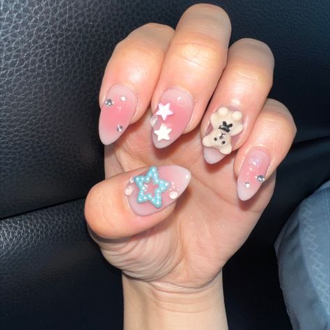 newjeans 뉴진스 minji phoning detail nail inspo icon 240624 Newjeans Nails, New Jeans Nails, Jeans Nails, Minji Phoning, Idol Nails, Minji Newjeans, Nail Inspo, Gel Nails, Nail Art