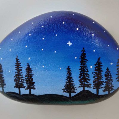 Hand-painted-pebble-midnight-1 Scenery Stone Painting, Blue Rock Painting Ideas, Stone Painting Scenery, Mountain Painted Rocks, Rock Painting Mountains, Winter Rocks, River Rock Crafts, Black Background Painting, Canvas Art Painting Acrylic