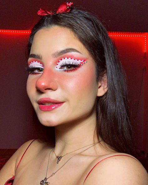 Egirl Christmas Makeup, Candy Cane Eye Makeup, Candy Makeup Ideas, Gingerbread Makeup, December Makeup, Candy Cane Makeup, Themed Makeup, Xmas Makeup, Aesthetic Glitter