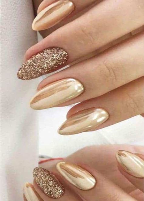 New Year's Nails Art Designs The new year is fast approaching. Are you looking to glam up and have a festive nail color or nail design? Let's receive the new year in style. Get holiday Gold Spring Nails, Golden Nails Designs, Golden Nail Art, Stars Nails, Gold Acrylic Nails, New Years Nail Designs, New Years Eve Nails, Golden Nails, Festival Nails