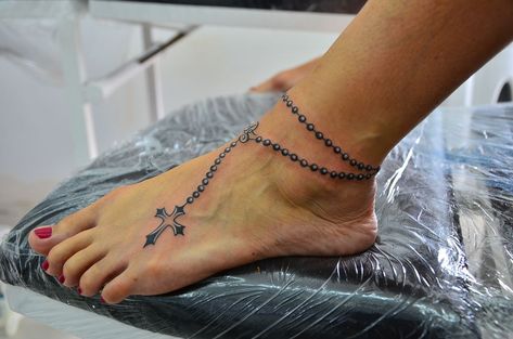 Rosary Tattoo Ankle, Tattoo Rosary, Rosary Tattoo On Hand, Tattoos Pulseras, Crosses Tattoo, Rosary Bead Tattoo, Classy Tattoos For Women, Cross Tattoo On Wrist, Small Cross Tattoos