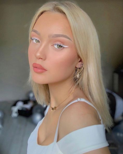 White Kajal, White Eyeliner Looks, White Eyeliner Makeup, Angel Energy, White Eyeliner, Eyeliner Makeup, Full Face Makeup, Eyeliner Looks, Make Up Inspo