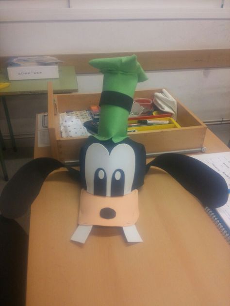 Cap de Goofy Goofy Hat Diy, Goofy Costume Diy, Diy Goofy Costume, Homecoming Costumes, Fall Festival Booth, Goofy Ears, Goofy Costume, Halloween Maze, Disney Surprise