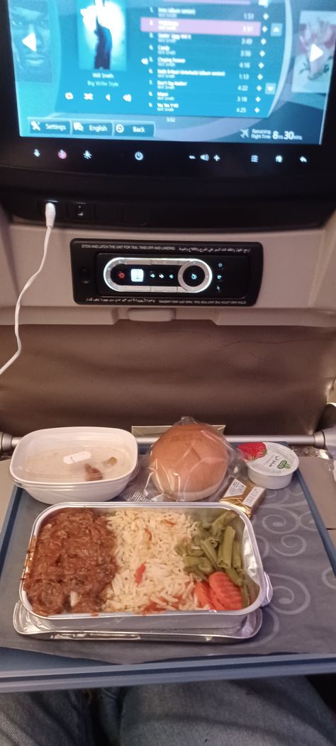 #Airplanemeal Airplane Meals, Airplane Food, Night Food, Instagram Party, Food And Drink, Travel, Quick Saves, Instagram, Essen