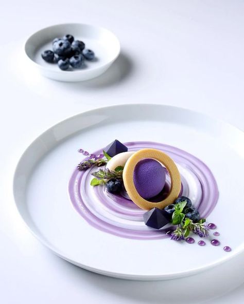 Lavender Mousse, Gourmet Desserts Presentation, Dessert Plate Decoration, Deconstructed Food, Fine Dining Plating, Food Presentation Plates, Beaux Desserts, Fine Dining Desserts, Food Plating Techniques