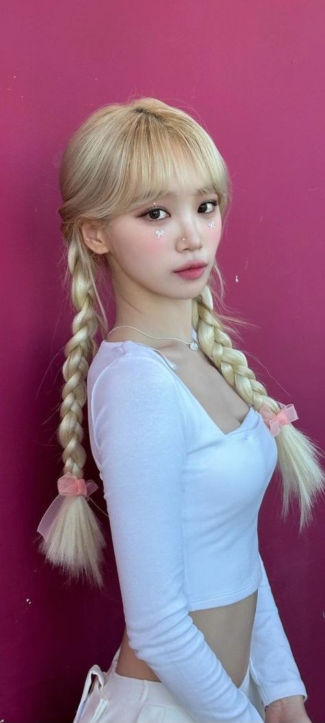 chaewon lesserafim lockscreen/wallpaper icon K-pop Idols, Chaewon Blonde, Chaewon Lockscreen, Lesserafim Lockscreen, Chaewon Wallpaper, Lesserafim Chaewon, Le Sserafim Chaewon, Chaewon Lesserafim, Bias Kpop