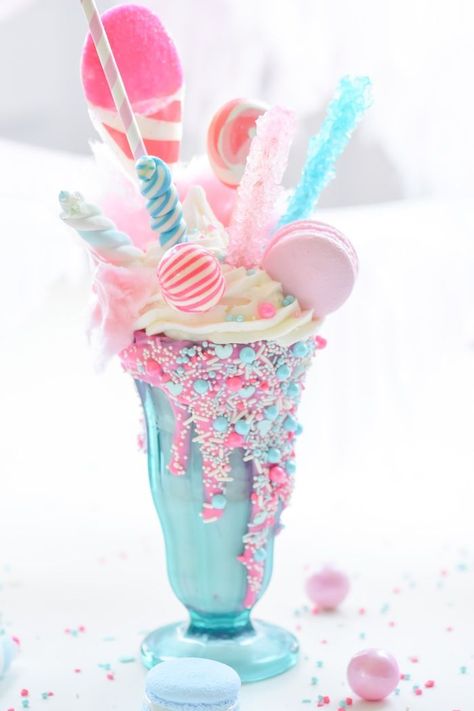 Cotton Candy Freak Shake milk shake recipe | idea by Kara's Party Ideas. Ice cream party supplies from Michaels. Kue Macaroon, Unicorn Desserts, Rainbow Food, Unicorn Foods, Milkshake Recipes, Milk Shake, Läcker Mat, Deilig Mat, Haiwan Peliharaan