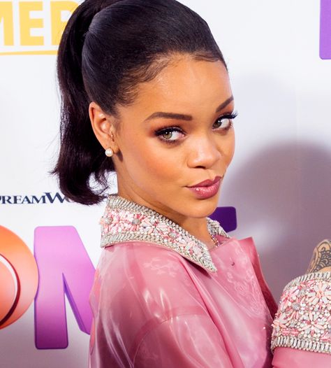 Rihanna's perfect pastel outfit Rihanna Ponytail, Rihanna Home, Rihanna Daily, Holly Fulton, Rihanna Hairstyles, Rihanna Photos, Rihanna Style, Bad Gal, Rihanna Fenty